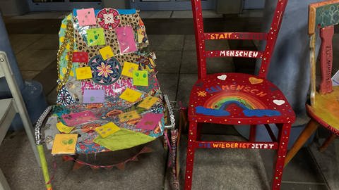 Eine "Bunte-Stühle-Aktion" in Nassau gegen ein Treffen der AfD in der Stadthalle