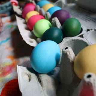 Ostereier färben, in der Region Koblenz gibt es noch viele andere Bräuche zu Ostern.