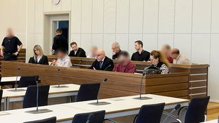 Fünf Männer auf der Anklagebank im Koblenzer Landgericht - sie sollen einen Mann in Betzdorf entführt haben.