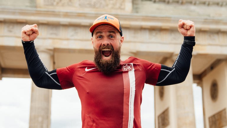 Marathonläufer Simon Fischer. Einen Monat lang jeden Tag einen Marathon fürs Klima: Sein Blue Run hat Simon Fischer nach Berlin geführt.  (Foto: Pressestelle, Ruben Hensel /Weltfriedensdienst e.V.)