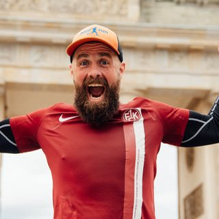 Marathonläufer Simon Fischer. Einen Monat lang jeden Tag einen Marathon fürs Klima: Sein Blue Run hat Simon Fischer nach Berlin geführt. 