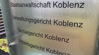 Schild Justizzentrum Koblenz. Staatsanwaltschaft erhebt Anklage im Prostituiertenmord Koblenz. 