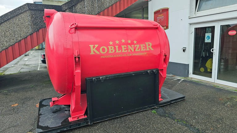 Ein rotes Bierfass mit der Aufschrift "Koblenzer Brauerei": Auch das wird nach der Insolvenz im Internet versteigert