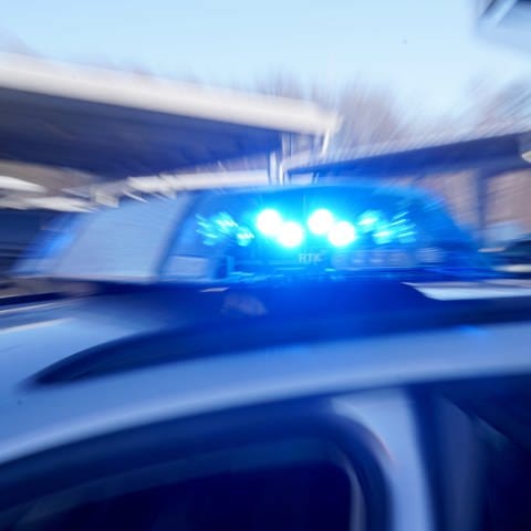 Ein Polizeifahrzeug hat das Blaulicht angestellt (Foto: picture-alliance / Reportdienste, picture alliance/dpa)