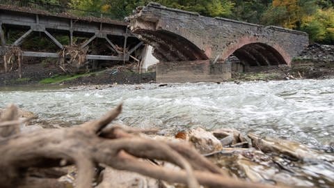 zerstörte Brücke im Ahrtal