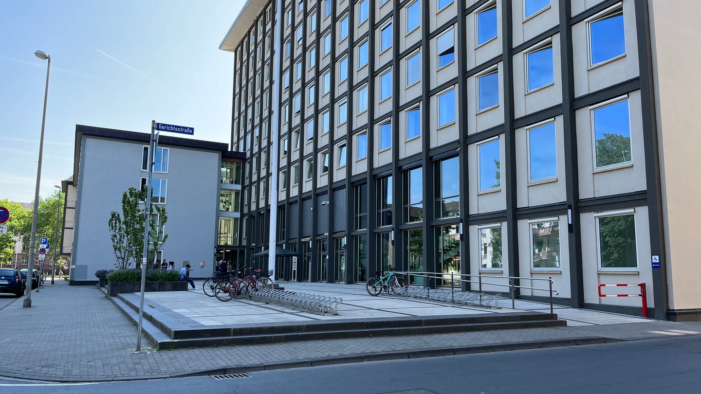 Das Landgericht und Amtsgericht in Koblenz steht ganz in der Nähe der anderen Gerichte am Rhein