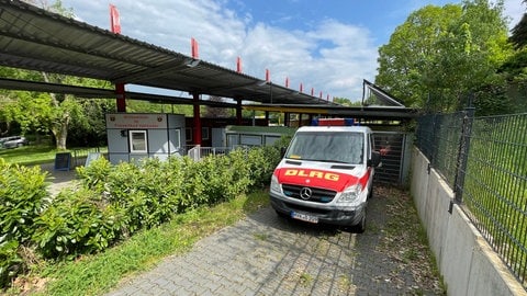 Einsatzfahrzeug der DLRG-Vallendar direkt neben dem Freibad. Der Stellplatz für die DLRG war noch unter dem alten Bürgermeister genehmigt worden.