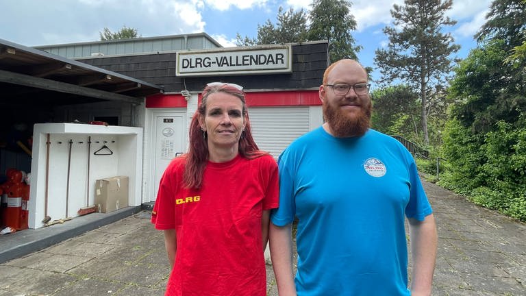 DLRG-Vallendar-Vorsitzende Andrea Bomm und Schwimmkursorganisator Marius Wetzel vor ihrem geschlossenen Vereinsheim.