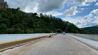 Blick auf die Fahrbahn der Lahnbrücke Richtung Tunnel