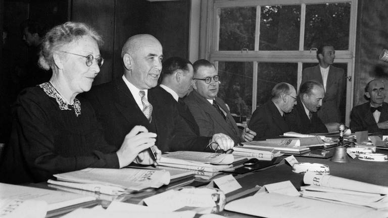 Im Hotel Rittersturz in Koblenz begann am 8. Juli 1948 die Konferenz der elf westdeutschen Ministerpraesidenten. Sie gilt als erster Schritt zu einem deutschen Grundgesetz.