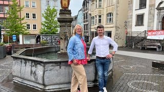 Evelyn Hommel und Stefan Leukel vor dem Stadtbrunnen von Hachenburg. Beide sind aus ihren Parteien ausgetreten, um sich der unabhängigen Wählergruppe anzuschließen.