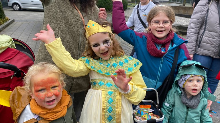 Kostümierte Kinder winken fröhlich in Mülheim-Kärlich
