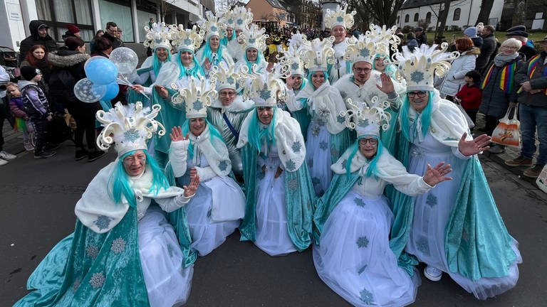 Rosenmontag in Mayen: Mit bunten Kostümen den Höhepunkt des Straßenkarnevals feiern