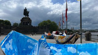 Am Deutschen Eck in Koblenz wurden die Papierboote dem Landesverband der AWO Sachsen-Anhalt übergeben. Dieser bringt die Kunstwerke zur Ausstellung nach Berlin.