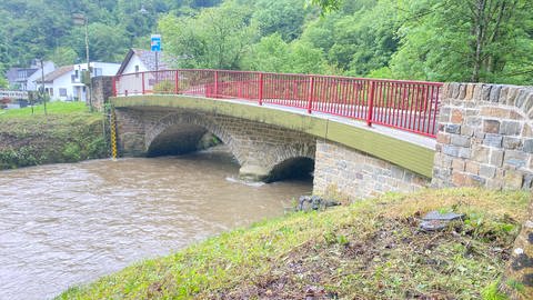 Brücke über die Elz in Moselkern