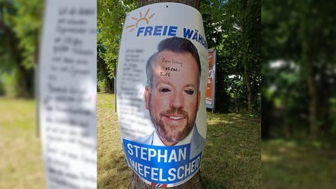 Mit Sinti-feindlichen Parolen beschmiertes Plakat von Koblenzer Freie Wähler Spitzenkandidat Stefan Wefelscheid.