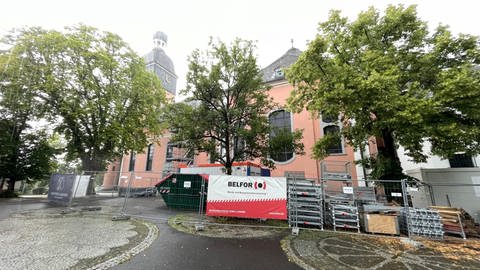 Der Bereich um die Kirche in Wissen ist wegen der Bauarbeiten mit Bauzäunen abgesperrt.