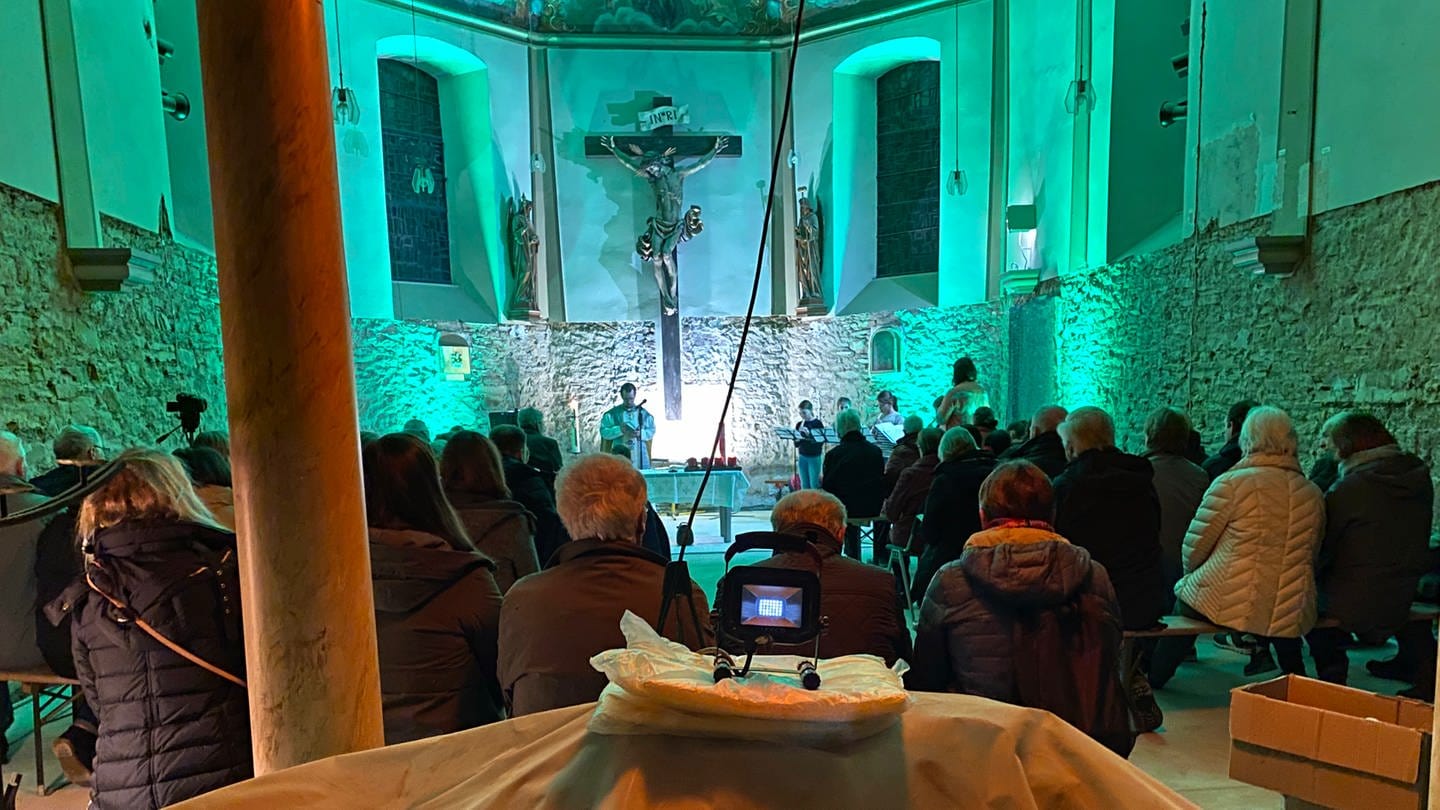 Gläubige feiern Advent in der von der Ahr-Flut geschädigten St. Josef-Kapelle in Walporzheim