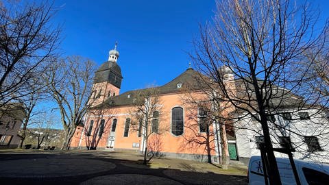 Die katholische Pfarrkirche in Wissen im Kreis Altenkirchen von außen.