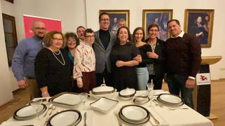 Ein seit 1942 aufbewahrtes jüdisches Geschirr steht 2021 bei der Übergabe an die Nachfahren auf einem Tisch in Kobern-Gondorf.