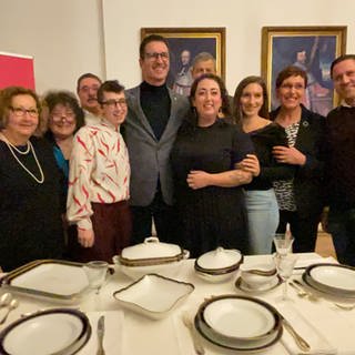 Ein seit 1942 aufbewahrtes jüdisches Geschirr steht 2021 bei der Übergabe an die Nachfahren auf einem Tisch in Kobern-Gondorf.