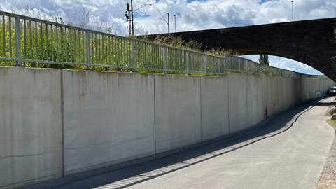 Die Stützwand des neu gestalteten Deiches in Neuwied Engers