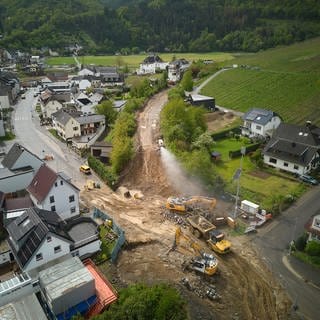 Bagger in Rech arbeiten am Wiederaufbau der Strecke für die Ahrtalbahn.