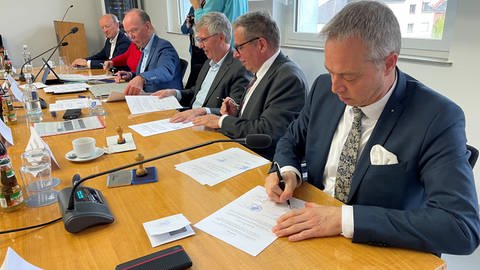 Vertreter der vier Verbandsgemeinden haben am Freitag den Vertrag unterschrieben.