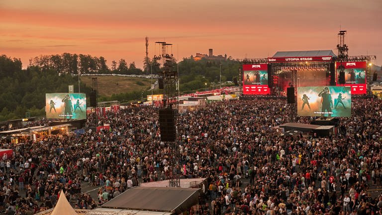 Decenas de miles de aficionados celebran en el Rock am Ring al atardecer en Nürburgring