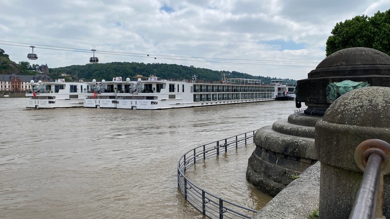 Hochwasser am Deutschen Eck in Koblenz – der Rhein führt hohen Wasserstand.