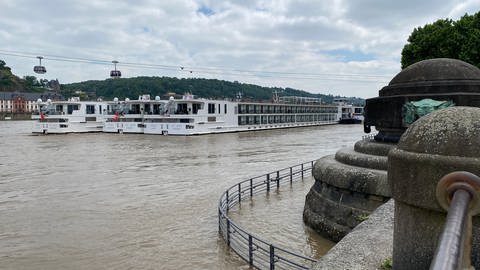Hochwasser am Deutschen Eck in Koblenz - der Rhein ist gut gefüllt.