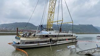 Das Fahrgastschiff "Carmen Sylva ist von einem Spezialkran über die Wasseroberfläche gehoben worden. 