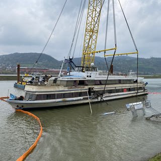 Das Fahrgastschiff "Carmen Sylva ist von einem Spezialkran über die Wasseroberfläche gehoben worden. 