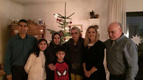 Die Bettingers und die Familie Hussaini bei einem gemeinsamen Weihnachtsfest.