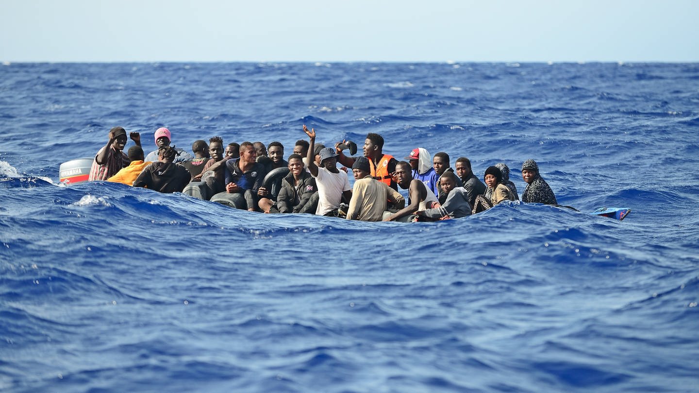 Immer wieder flüchten Menschen über das Mittelmeer nach Europa.