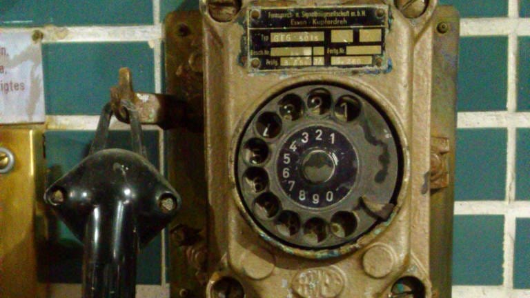 Auch antike Manometer, ein altes Telefon und 20 Hähne aus dem Maische- und Würzraum stehen zum Verkauf