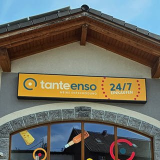 Blick auf den neuen Dorfladen in Wassenach im Kreis Ahrweiler mit dem Schild "Tante Enso"