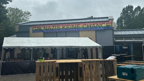Als Reaktion auf die rassistischen Parolen bei einer öffentlichen Veranstaltung eines ortsansässigen Junggesellenvereins wurde an dem Bürgerhaus Ringen ein Transparent mit der Aufschrift "Gib Nazis keine Chance!" angebracht.
