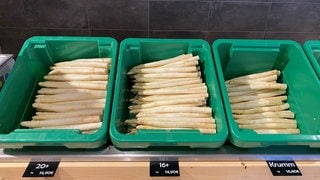 Weißer Spargel liegt in drei verschiedenen Behältern zum Verkauf in einem Hofladen in Polch