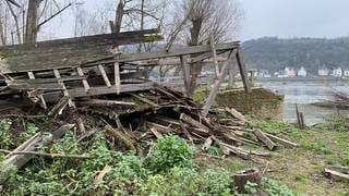 Die zerstörte Brücke an der Ahrmündung bei Sinzig nach der Flutkatastrophe