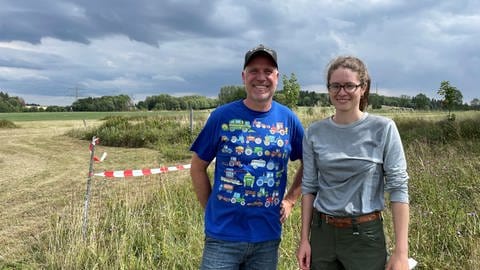 Landwirt Jörn Milnikel und Biologin Johanna Lill testen auf Versuchsflächen im Westerwald biologische Methoden, um das Jakobskreuzkraut zu bekämpfen. 