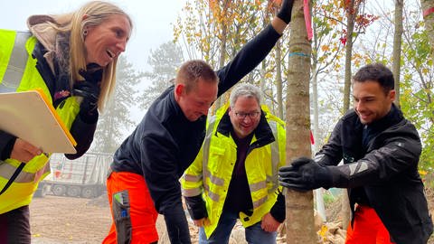 Der Koblenzer Stadtbaummanager Stephan Dally kontrolliert mit Kolleginnen und Kollegen eine Lieferung neuer Bäume, die im Stadtgebiet gepflanzt werden.