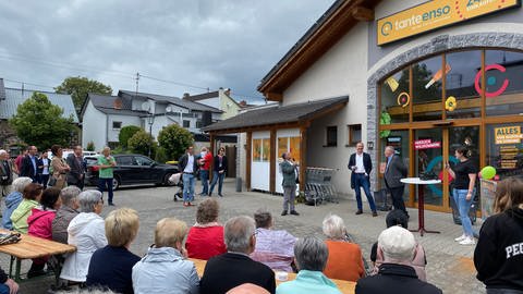 Zur Eröffnungsfeier für den neuen Dorfladen "Tante Enso" in Wassenach sind viele Menschen gekommen.