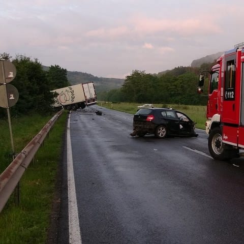 Im Westerwaldkreis gab es einen schweren Unfall durch einen Zusammenstoß zweier Fahrzeuge und eines Lkw.