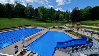 Blick von oben auf die Becken im neuen Bopparder Freibad. 