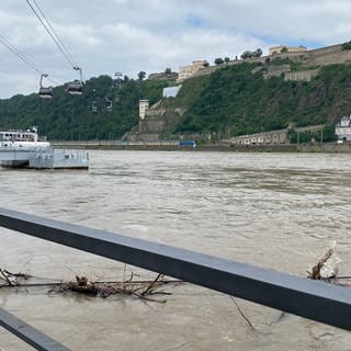 Das Hochwasser am Rhein bei Koblenz geht langsam zurück. 