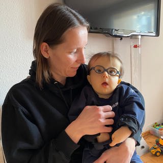 Melanie Skora aus Neuwied mit der bald drei Jahre alten Mia, die an Trisomie 18 leidet