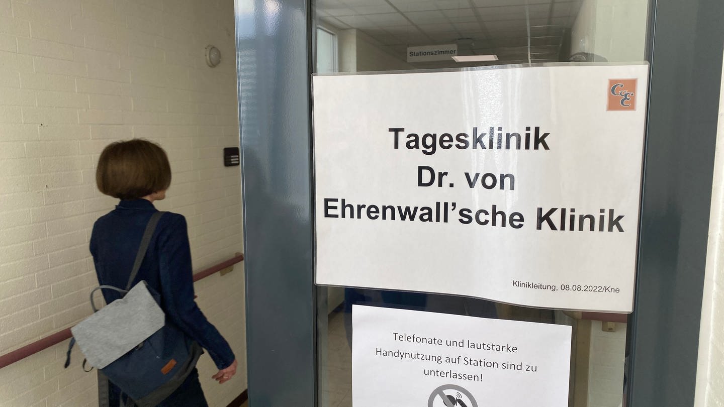 Auf dem Bild ist ein Schild zu sehen, das auf die Ehrenwallsche Klinik hinweist.