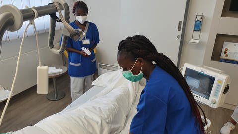 Zwei Pflegerinnen aus Namibia im Patientenzimmer
