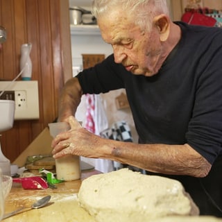 Der 103-jährige Bäckermeister Werner Kaiser aus Boppard backt noch regelmäßig Brot